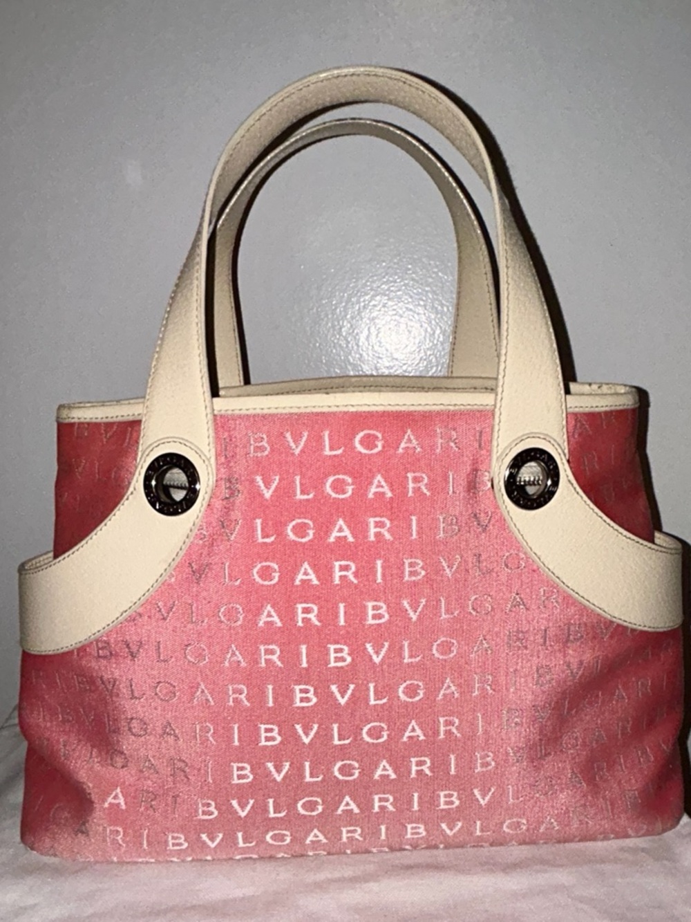 BVLGARI
Logo Mania Tote Bag Canvas Pink
Silver Hardware. COA included - Picture 3 of 8